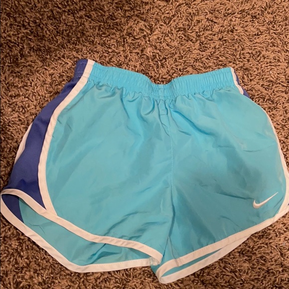 Girls Nike shorts 6X - Picture 2 of 3